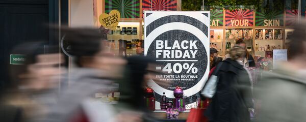 Витрина магазина с вывеской Черная пятница  - Sputnik Таджикистан