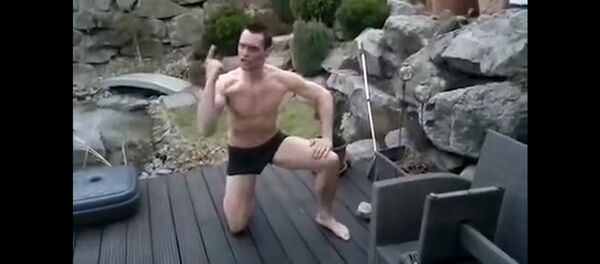 Неудачный заплыв: смешные падения на лед Неудачный заплыв: смешные падения на лед - Sputnik Таджикистан