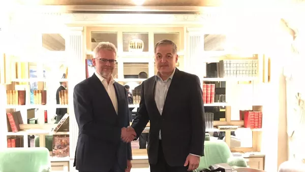 Сироҷиддин Муҳриддин, вазири умури хориҷии Тоҷикистон ва Урбан Руснак, дабири кулли Котиботи Хартияи энергетикии Аврупо - Sputnik Тоҷикистон