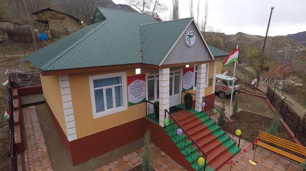 Вазири мудофиа аз ҳисоби худ дар деҳа Маркази саломатӣ сохту мошин туҳфа кард (АКС) - Sputnik Тоҷикистон