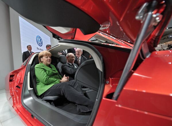 Президент России Владимир Путин и канцлер Германии Ангела Меркель в салоне автомобиля на открытии Международной промышленной ярмарки Ганновер-2013 - Sputnik Таджикистан
