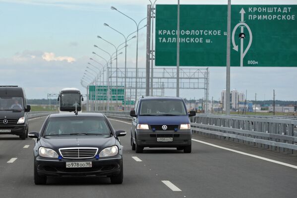 Президент России Владимир Путин за рулем Mercedes-Benz Pullman - Sputnik Таджикистан