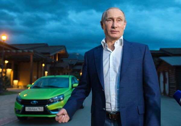 Президент России Владимир Путин на новой модели АвтоВАЗа Лада Веста в Красной поляне - Sputnik Таджикистан