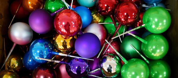 Ёлочные украшения, архивное фото - Sputnik Таджикистан