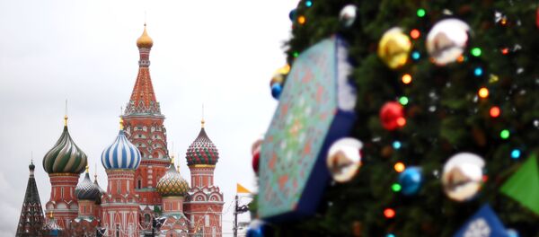 Елочные украшения на новогодней елке в Москве, архивное фото Елочные украшения на новогодней елке в Москве, архивное фото - Sputnik Таджикистан