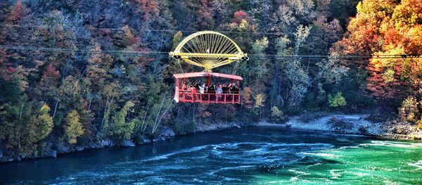Подвесная дорога над Ниагарским водоворотом в Канаде Подвесная дорога над Ниагарским водоворотом в Канаде - Sputnik Таджикистан