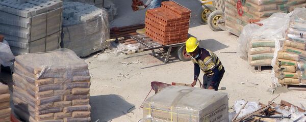 Рабочие на стройке, архивное фото Рабочие на стройке, архивное фото - Sputnik Таджикистан