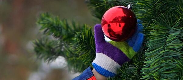 Украшение елки игрушками, архивное фото - Sputnik Таджикистан