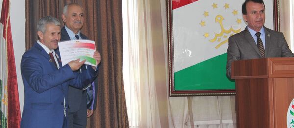 Сомон Эйр наградила 103 специалиста Рогунской ГЭС сертификатами на бесплатный перелёт в любом направлении из маршрутной сети авиакомпании Сомон Эйр наградила 103 специалиста Рогунской ГЭС сертификатами на бесплатный перелёт в любом направлении из маршрутной сети авиакомпании - Sputnik Таджикистан