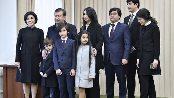Президент Узбекистана Шавкат Мирзиёев со своей семьей. У него и Зироатхон Хошимовой две дочери и сын - Sputnik Тоҷикистон