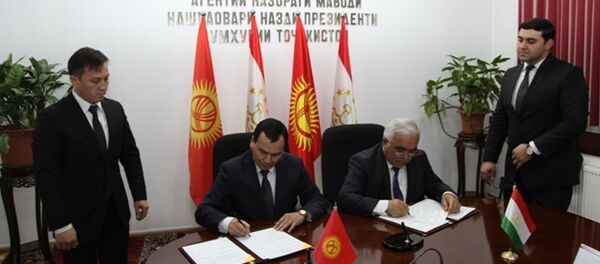 Имзои созишнома дар бораи мубориза бар зидди маводи мухддир миёни Тоҷикистону Қирғизистон - Sputnik Тоҷикистон