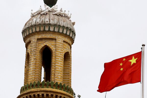 Китайский флаг на башне в Кашгаре, Синьцзян-Уйгурский автономный район, Китай - Sputnik Таджикистан