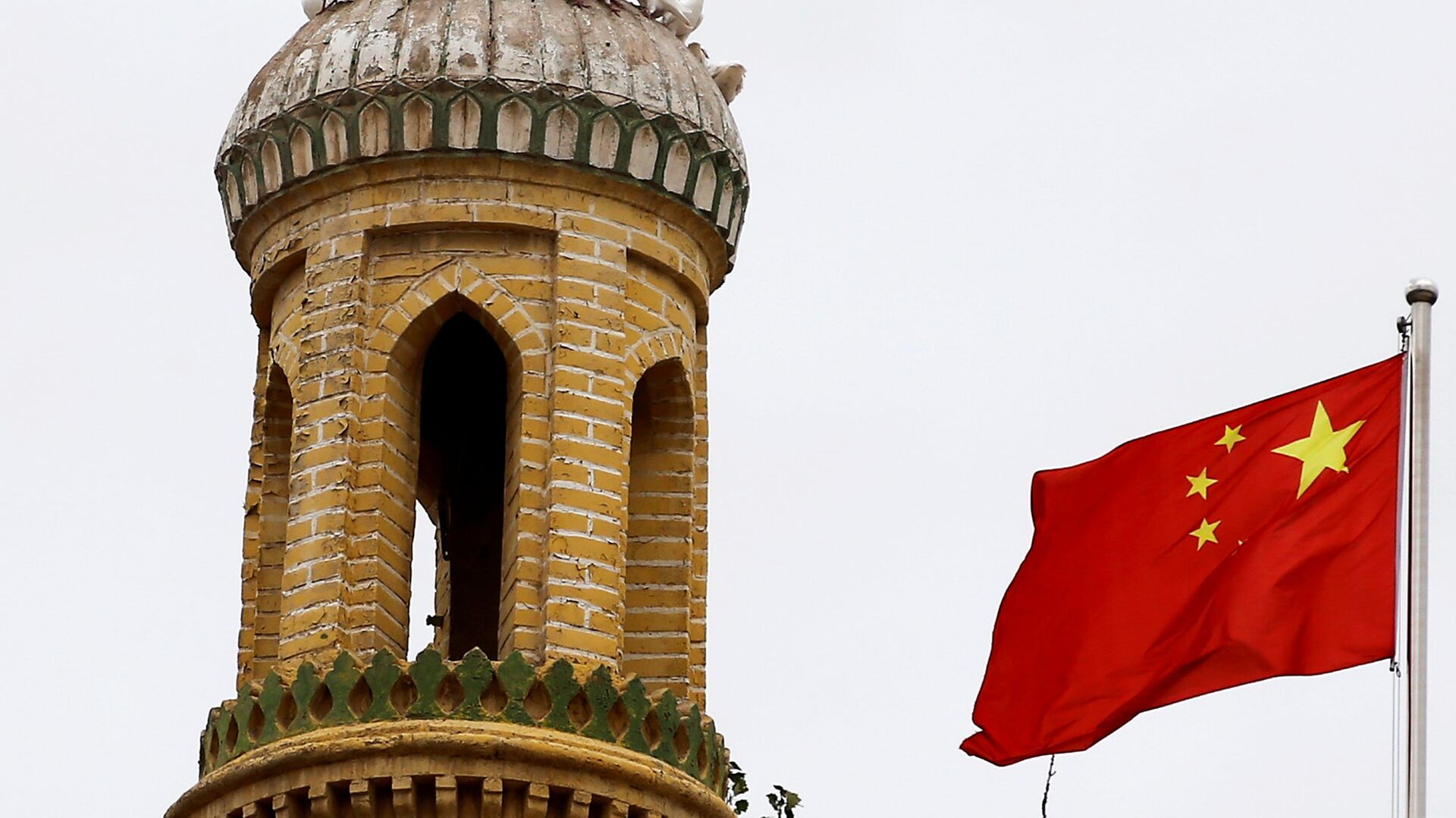 Китайский флаг на башне в Кашгаре, Синьцзян-Уйгурский автономный район, Китай - Sputnik Таджикистан, 1920, 26.03.2022