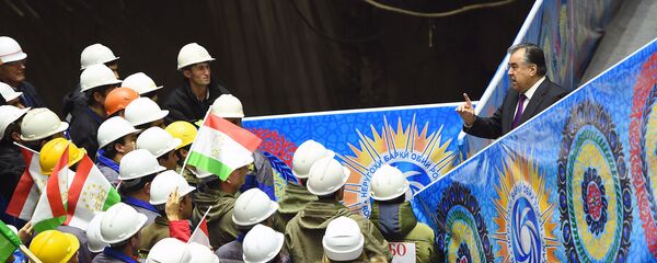 Президент Таджикистана Эмомали Рахмон на открытии первого гидроагрегата на Рогунской ГЭС в Таджикистане  - Sputnik Тоҷикистон