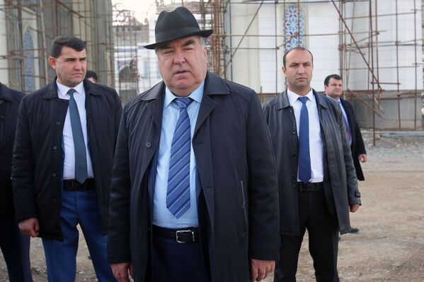 Эмомали Рахмон ознакомился со ходом строительства главной соборной мечети города Душанбе и Исламского института Таджикистана  - Sputnik Тоҷикистон