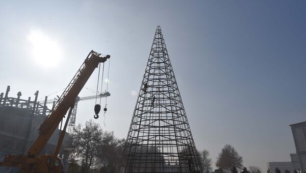 Монтаж новогодней елки в Душанбе - Sputnik Таджикистан