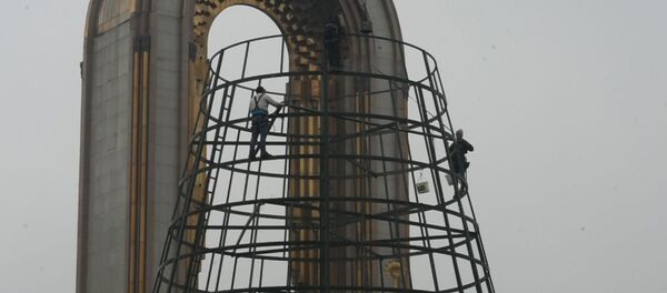 В Душанбе идет установка самой высокой новогодней елки в Таджикистане - Sputnik Таджикистан