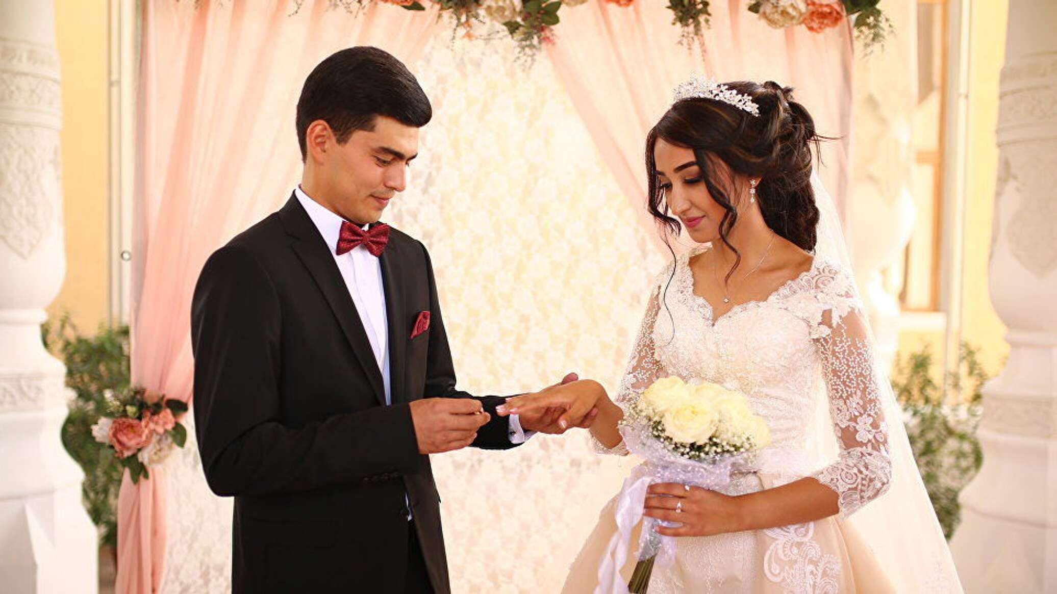 Таджикистан выйду замуж. Таджикская свадьба. Таджикская свадьба жених и невеста. Невеста с женихом таджиком со. Свадьба русская и таджик.
