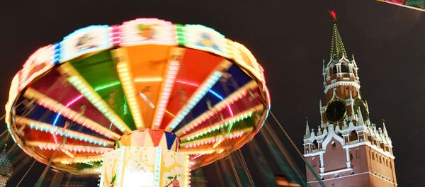 Карусель на ГУМ-ярмарке на Красной площади в Москве - Sputnik Таджикистан