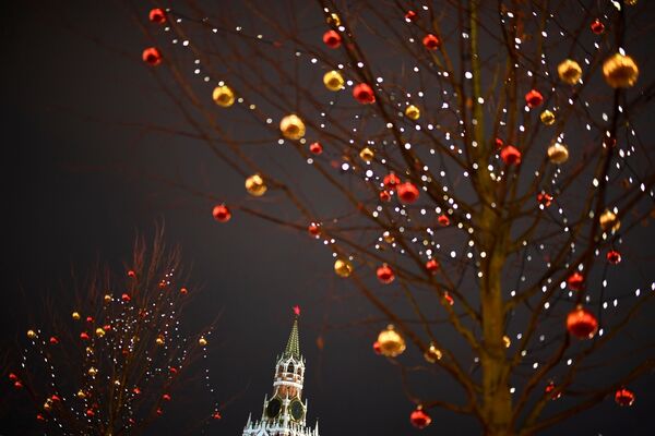 Новогодние украшения на деревьях и гирлянды на Красной площади - Sputnik Таджикистан