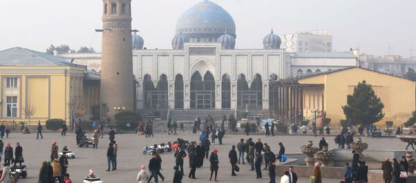 Главная мечеть в городе Худжанде перед рынком Панчшанбе в Таджикистане, архивное фото - Sputnik Тоҷикистон
