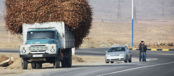 Автомобильная дорога, ведущая к городу Худжанду-Исфаре, архивное фото - Sputnik Тоҷикистон