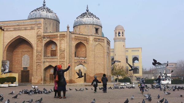 Женщины фотографируются на фоне Мавзолея Шейха Муслихиддина в городе Худжанде в Таджикистане, архивное фото - Sputnik Таджикистан