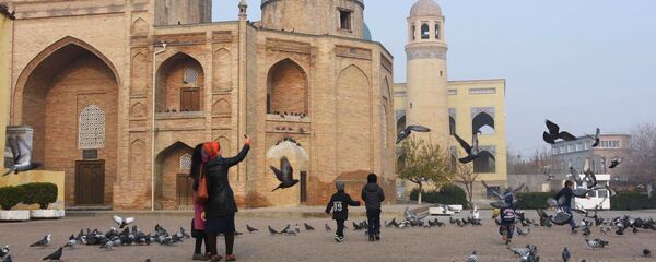 Женщины фотографируются на фоне Мавзолея Шейха Муслихиддина в городе Худжанде в Таджикистане, архивное фото - Sputnik Тоҷикистон