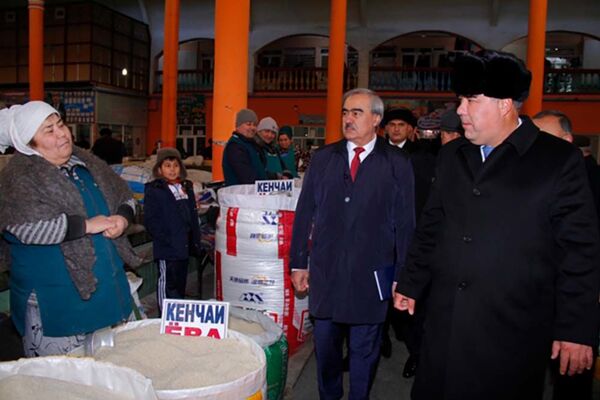 Нархҳоро боло набаред: бозорравию масҷидравии Аҳмадзода дар рӯзи истироҳат - Акс Нархҳоро боло набаред: бозорравию масҷидравии Аҳмадзода дар рӯзи истироҳат - Акс - Sputnik Тоҷикистон