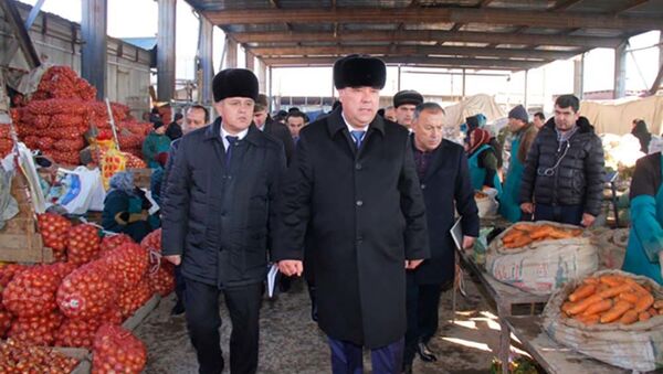 Председатель Согдийской области Раджаббой Ахмадзода посетил рынок Панчшанбе - Sputnik Тоҷикистон