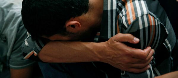 Мужчина плачет, архивное фото - Sputnik Таджикистан