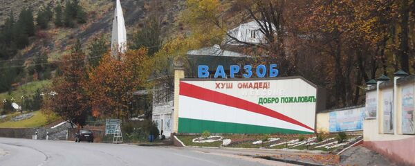 Приветственная Стелла в город Варзоб, архивное фото - Sputnik Тоҷикистон