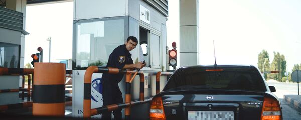 Сотрудник пропускного пункта Дехмои, архивное фото - Sputnik Таджикистан