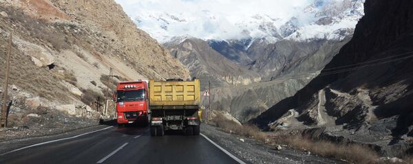 Грузовые автомобили в горах Таджикистана, архивное фото - Sputnik Тоҷикистон