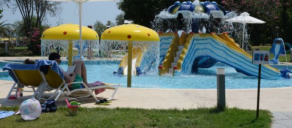 Туристы отдыхают у бассейна, архивное фото - Sputnik Таджикистан