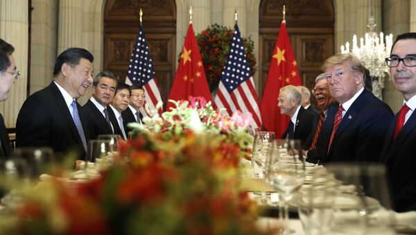 Президент Дональд Трамп с президентом Китая Си Цзиньпином во время их двусторонней встречи на саммите G20 - Sputnik Таджикистан