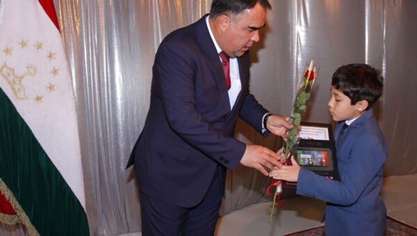 Председатель Согдийской области вручил награды победителям републиканского конкурса - Sputnik Тоҷикистон