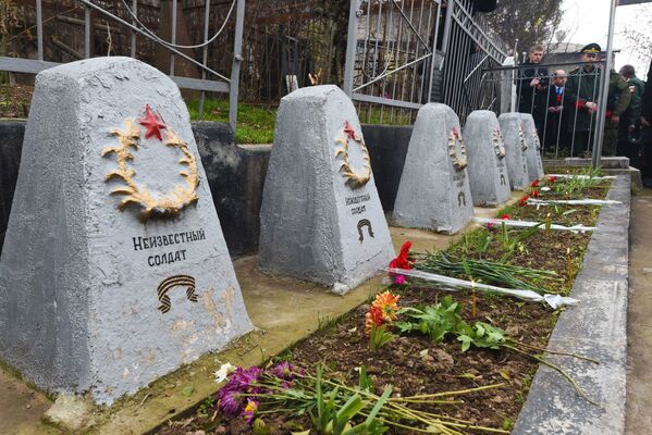 Памятники неизвестным солдатам на кладбище, архивное фото  - Sputnik Таджикистан