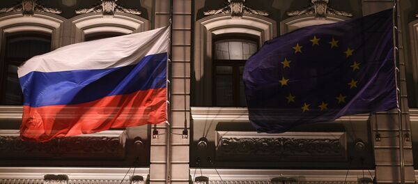 Флаги России и Евросоюза над одним из отелей в Москве, архивное фото - Sputnik Таджикистан