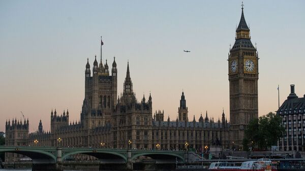 Вестминстерское Аббатство и Биг-Бен (слева направо) со стороны реки Темза в Лондоне, архивное фото - Sputnik Таджикистан