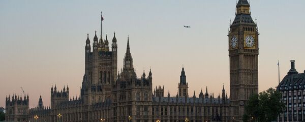 Вестминстерское Аббатство и Биг-Бен (слева направо) со стороны реки Темза в Лондоне, архивное фото Вестминстерское Аббатство и Биг-Бен (слева направо) со стороны реки Темза в Лондоне, архивное фото - Sputnik Таджикистан