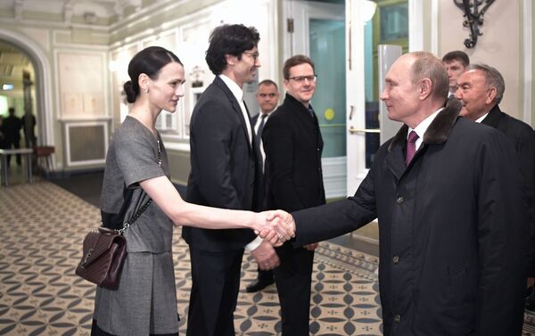  Владимир Путин во время совместного с главами государств-участников СНГ посещения балета Щелкунчик  - Sputnik Таджикистан
