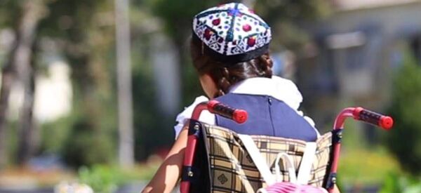 Духтар дар аробаи маъюбӣ - Sputnik Тоҷикистон