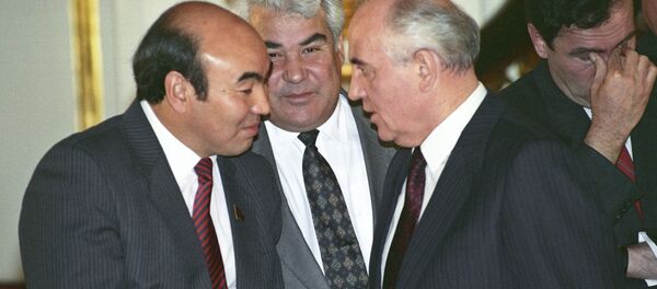 Бывшие президенты Кыргызстана Аскар Акаев, Туркменской ССР Сапармурат Ниязов  и СССР М.С.Горбачев, архивное фото - Sputnik Таджикистан