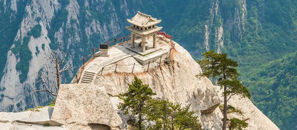 Домик на вершине горы Хуашань в Китае - Sputnik Таджикистан