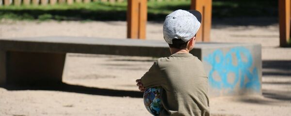 Одинокий ребенок на улице, архивное фото - Sputnik Таджикистан