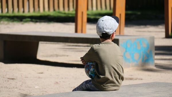 Одинокий ребенок на улице, архивное фото - Sputnik Тоҷикистон
