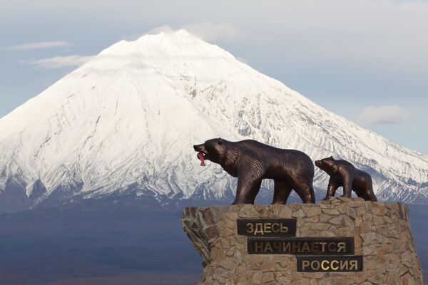 Памятник Медведица с медвежонком на въезде в город Елизово Камчатского края - Sputnik Таджикистан