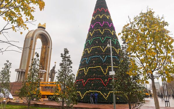 Новогодняя елка у памятника Исмоила Сомони - Sputnik Таджикистан