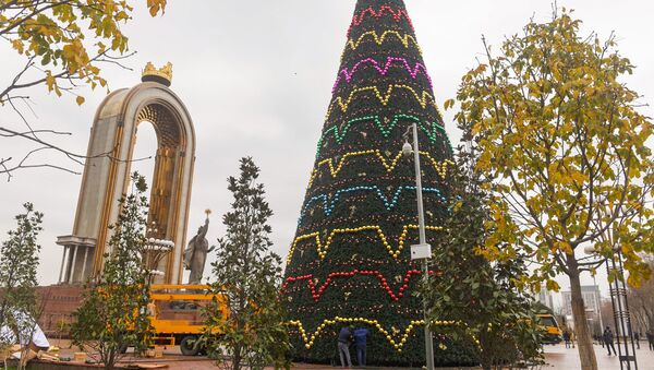 Новогодняя елка у памятника Исмоила Сомони - Sputnik Тоҷикистон